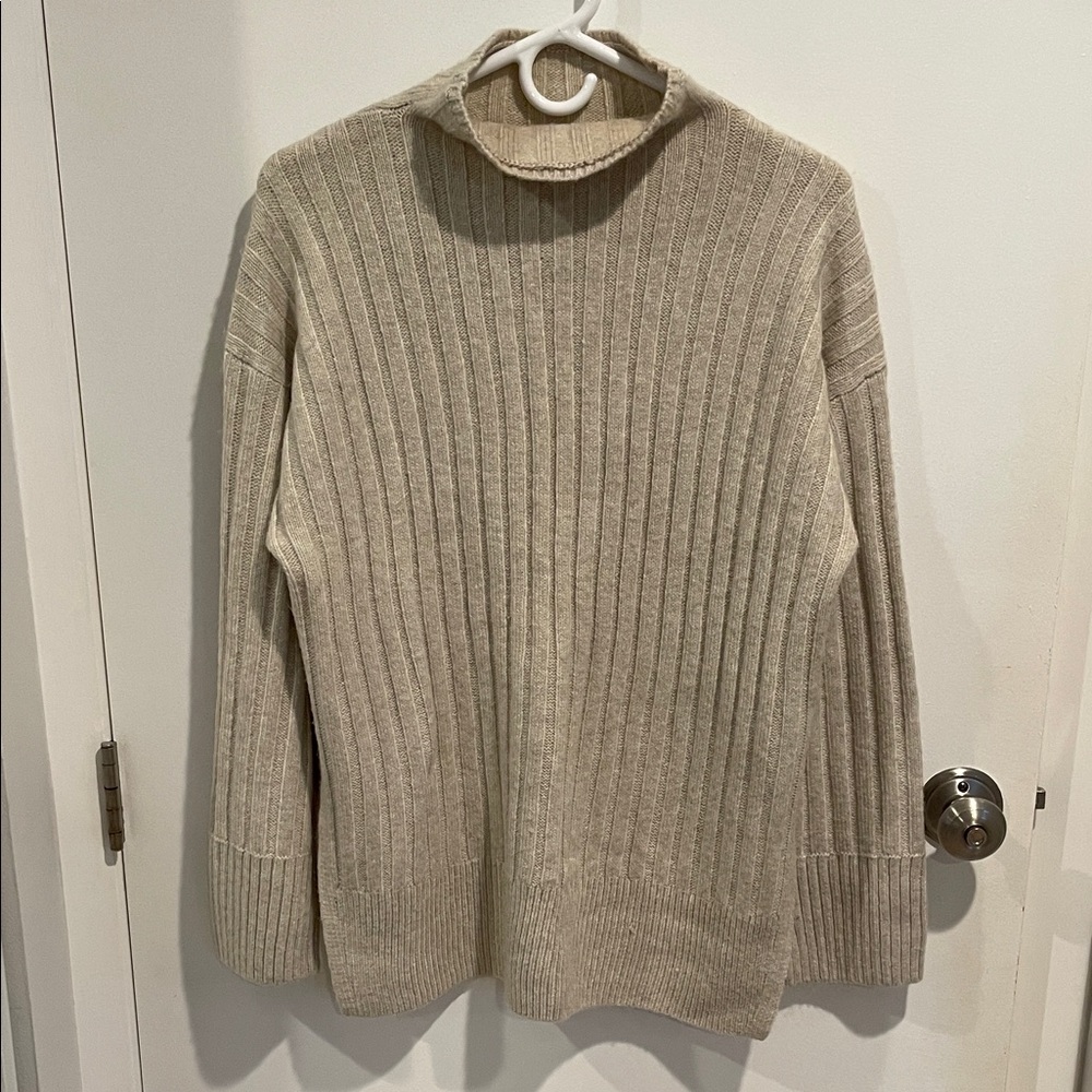 Abercrombie & Fitch Ribbed Knit Sweater in Oatmeal - size small